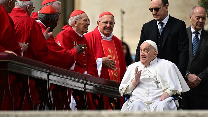 El papa Francisco aparece en la Plaza de San Pedro al final de la misa de Domingo de Ramos