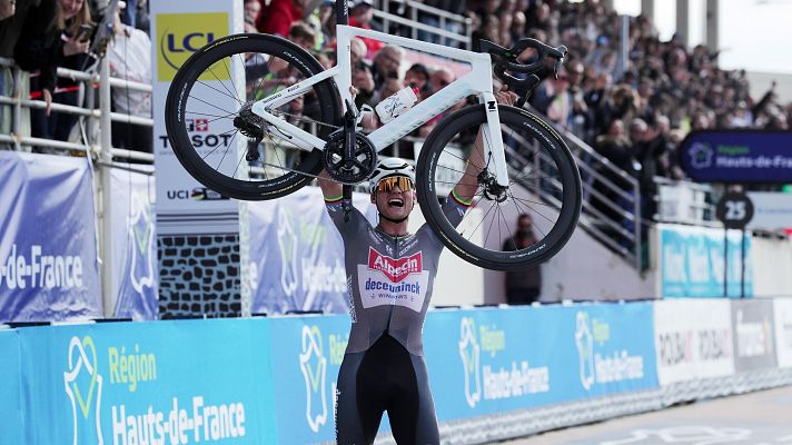 Mathieu Van der Poel conquista su tercer 'adoquín' en Roubaix