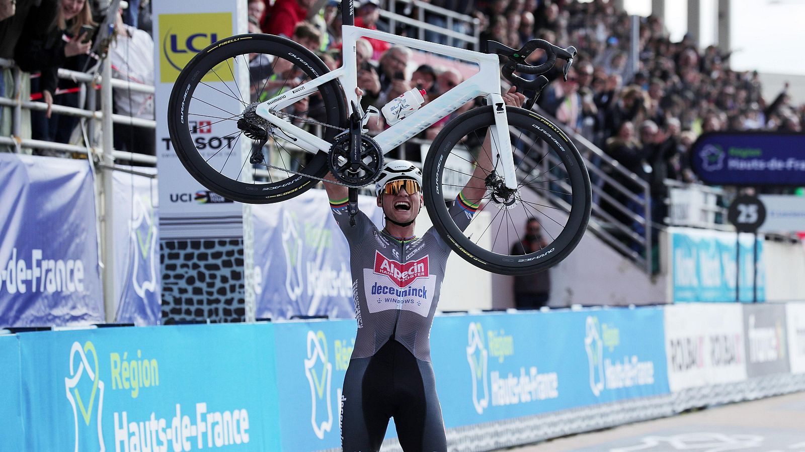 Mathieu Van der Poel conquista su tercer 'adoquín' en Roubaix