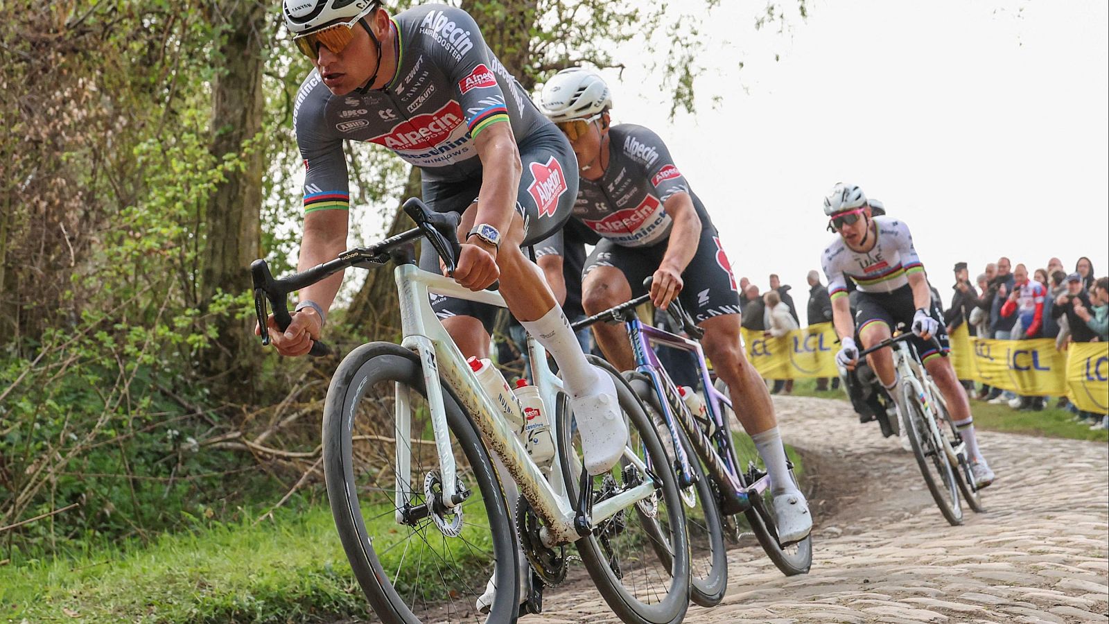 Resumen de la París Roubaix 2025: Van der Poel se impone a Pogacar