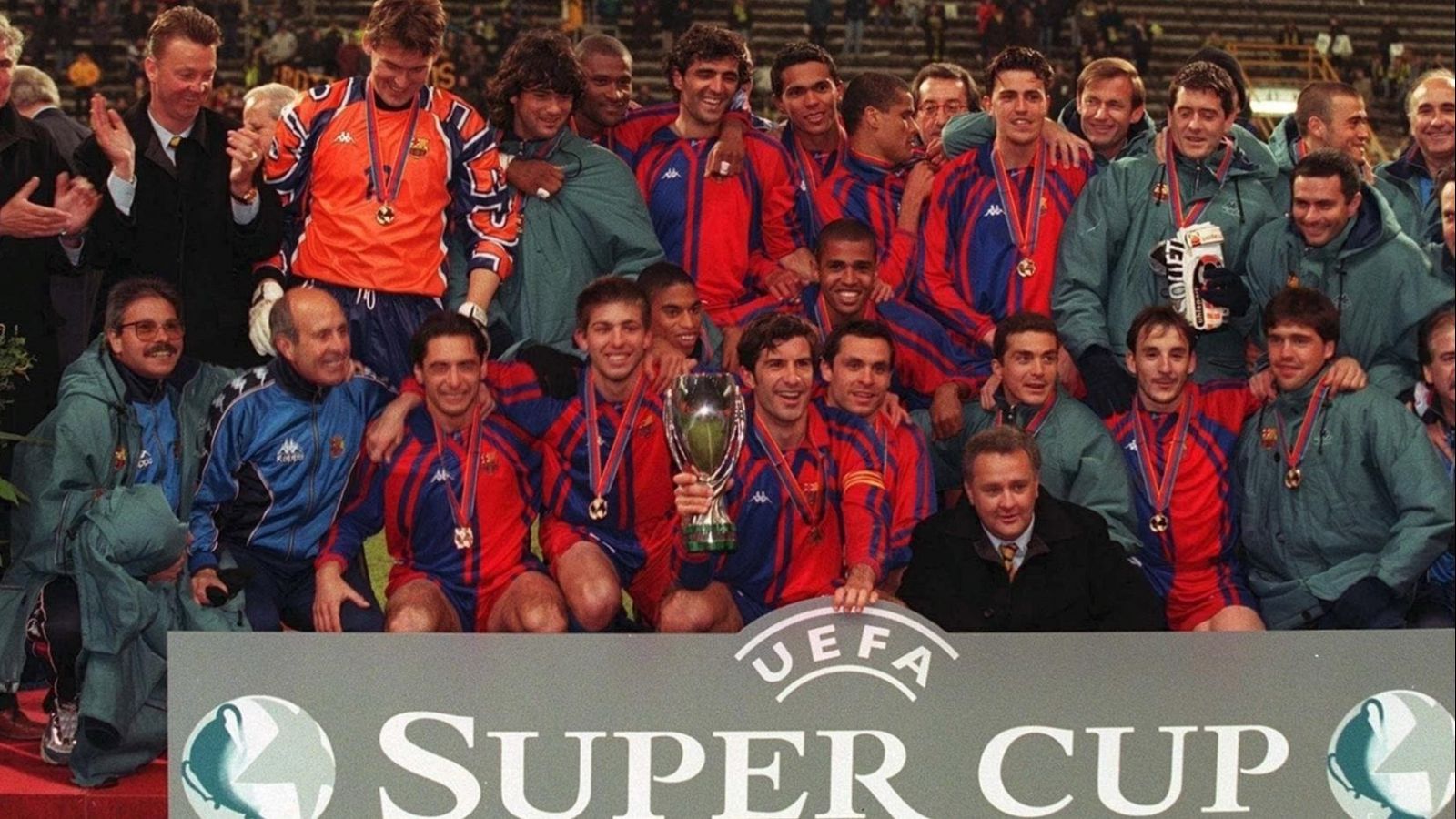 Cuando Figo ejerció de capitán en Dortmund para levantar la Supercopa de Europa