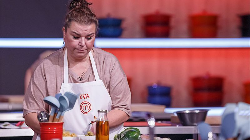 Una aspirante bebe cerveza y como aceitunas en pleno cocinado