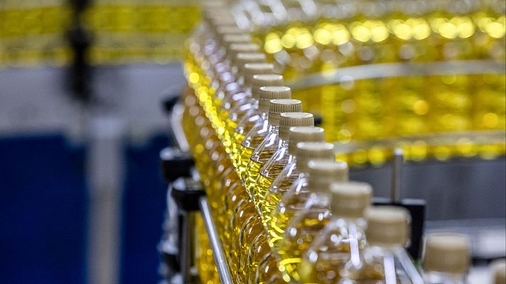 Telediario 1 - Guerra comercial de Trump: las empresas buscan cómo esquivar los aranceles