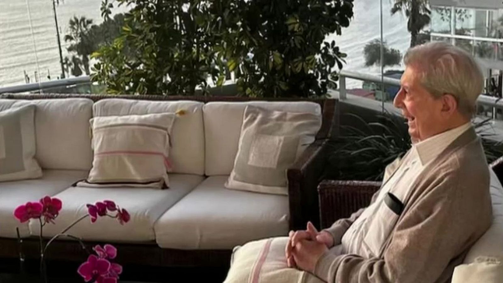 Las últimas fotos de Vargas Llosa, su 89 cumpleaños - Telediario 1 | Ver