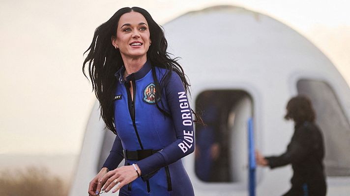 Telediario 2 - Katy Perry vuelve de su viaje espacial con la primera tripulación femenina de la empresa de Bezos