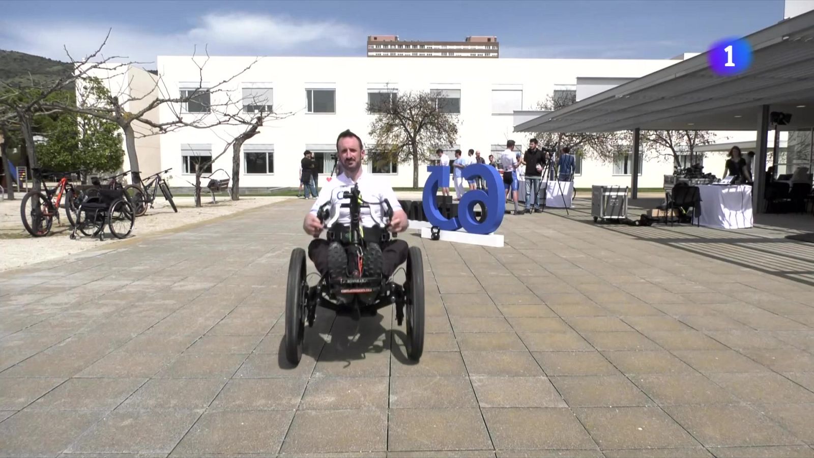 Repte sobre rodes al desert - L'Informatiu | Veure