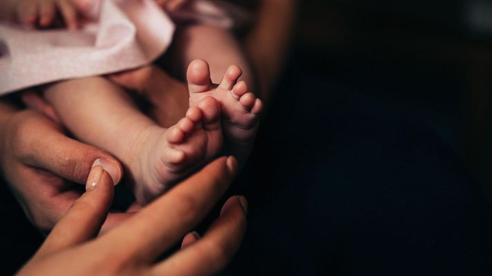 Un juez ordena a Servicios Sociales que la bebé de Toledo vuelva con sus padres