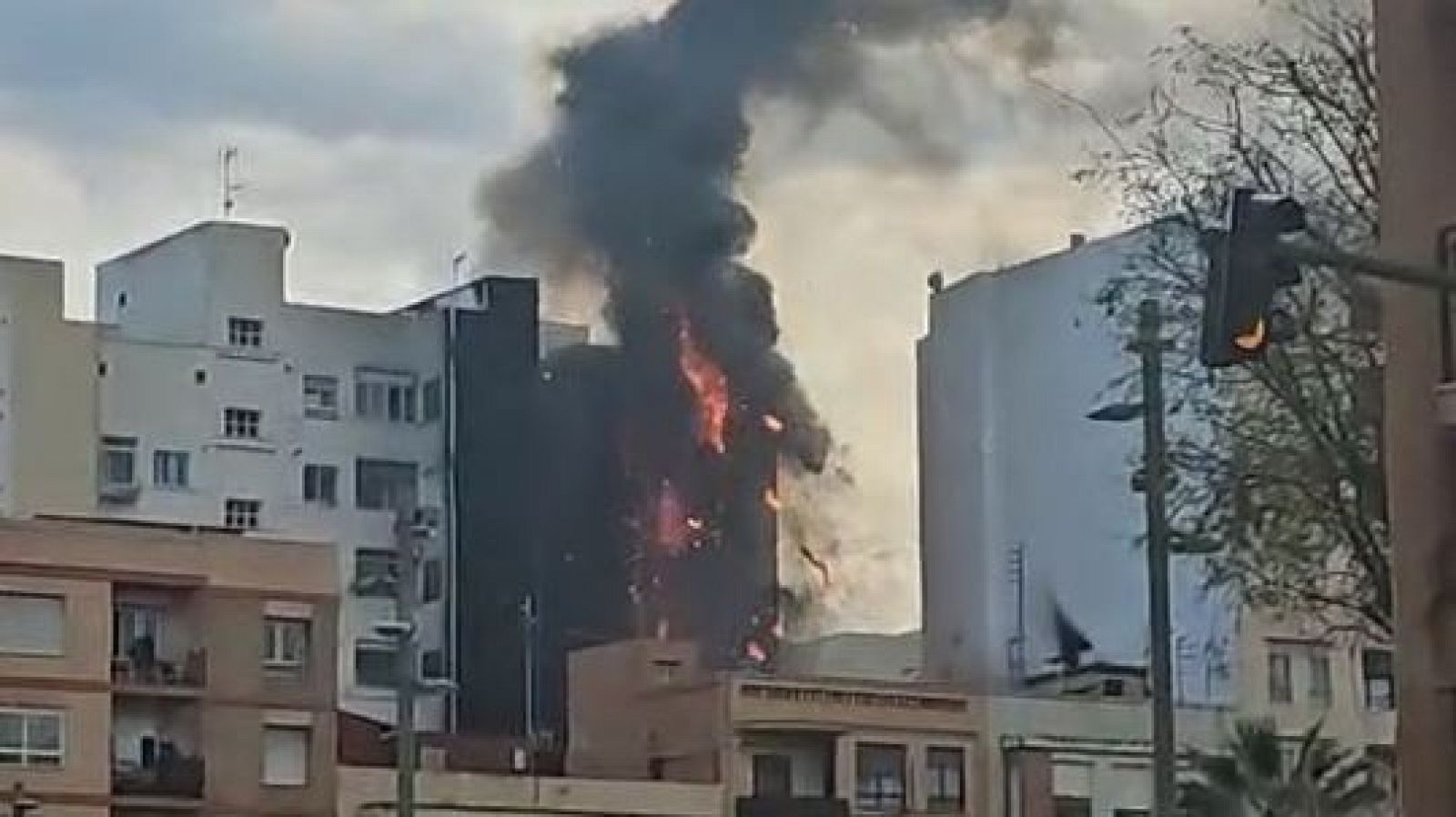 Incendio en Castellón: los bomberos indican que algunas viviendas están por revisar - La tarde en 24h | Ver