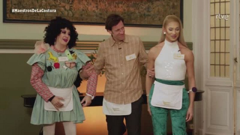 Carmen Farala recibe su bata de duelista de Maestros de la Costura Celebrity