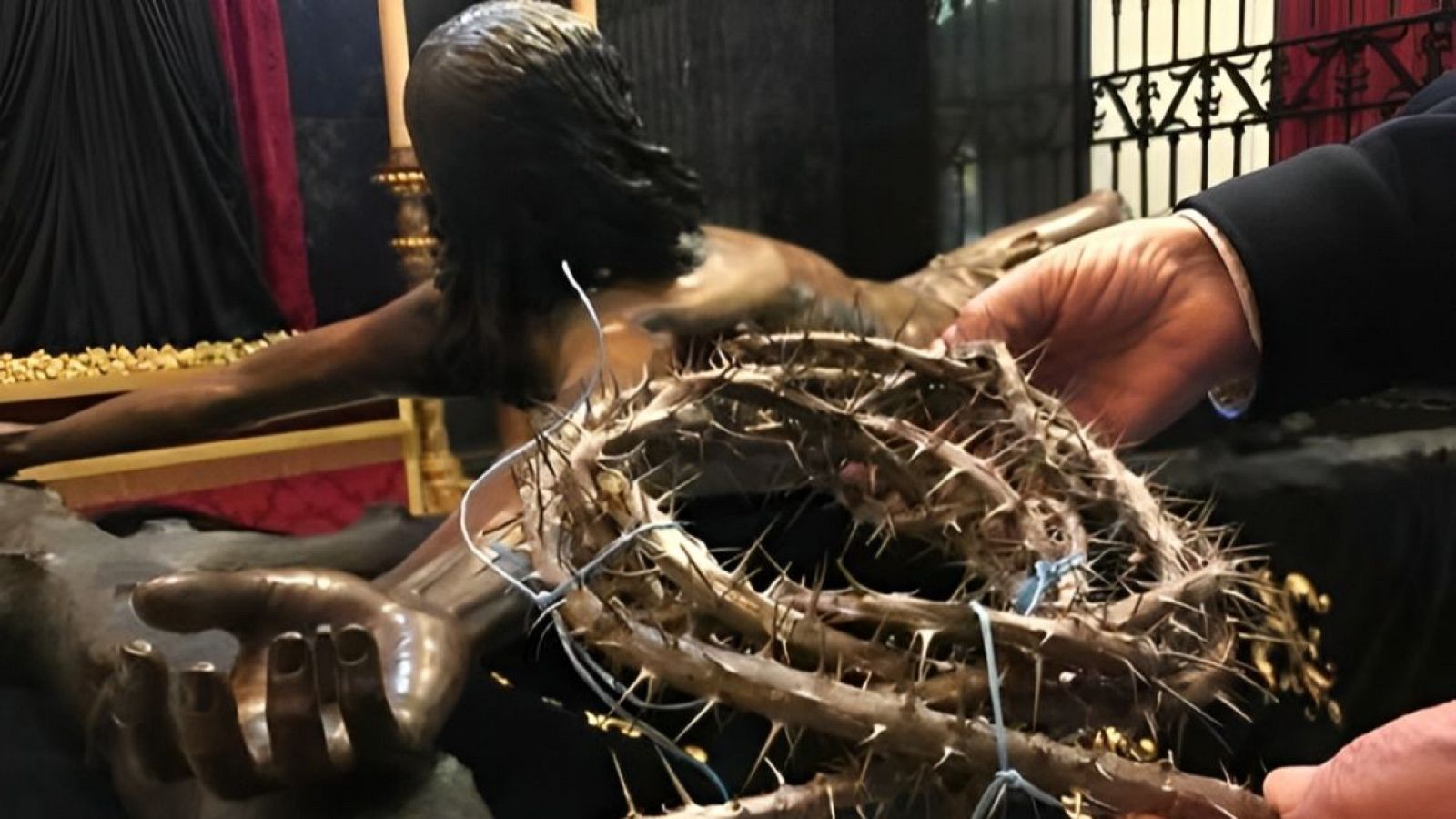 Ramón Ravassa lleva 38 años colocando la corona de espinas al Cristo de Mena en Málaga