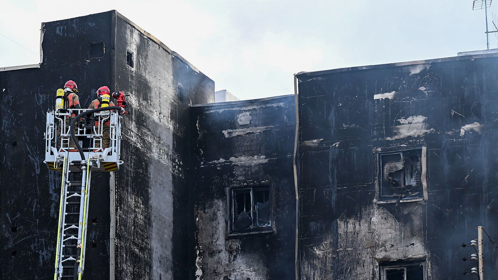 El incendio en Castellón de la Plana pudo haberse propagado por el aislante de la fachada - Telediario 1 | Ver