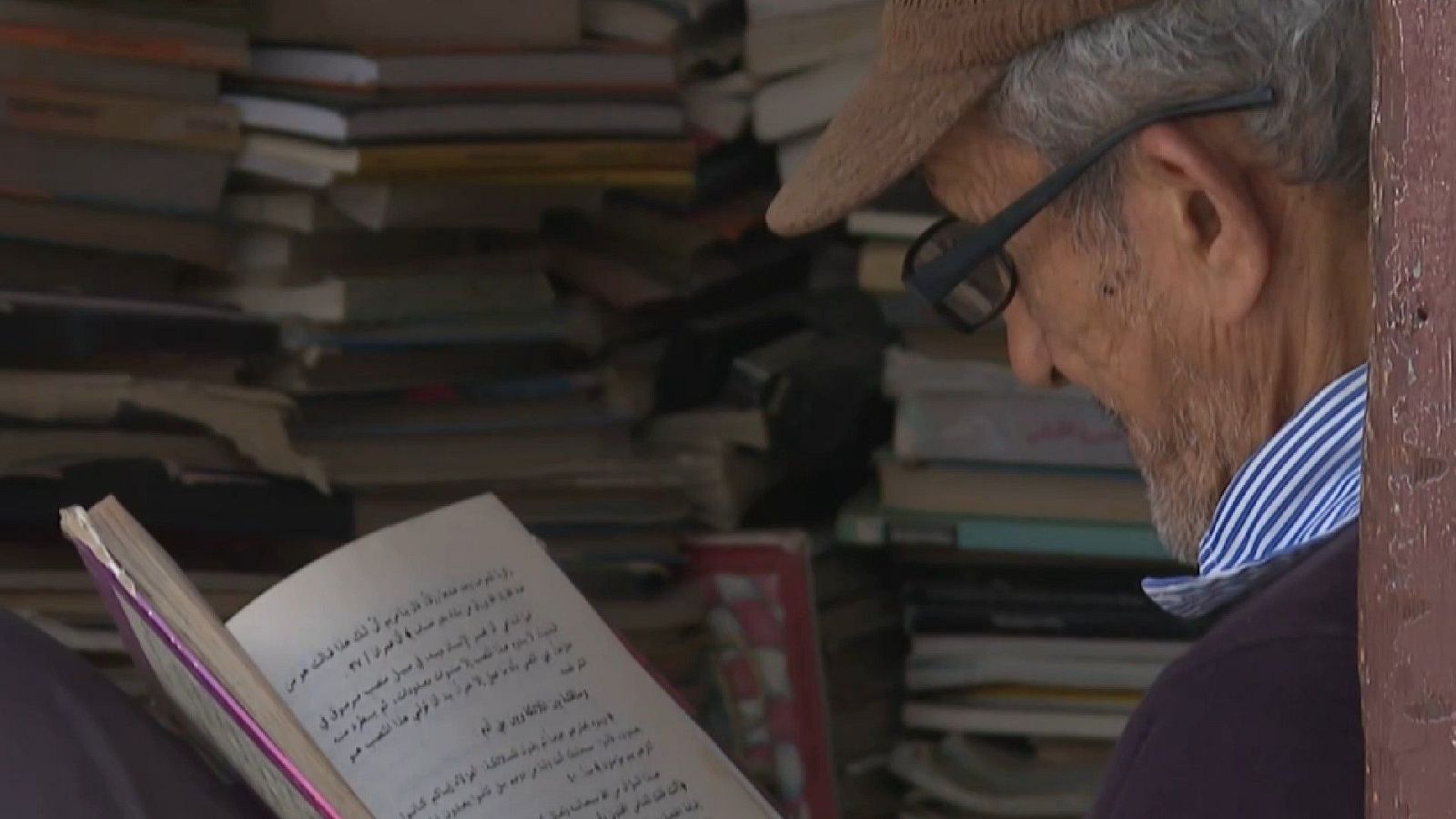 Mohamed Aziz, el librero más fotografiado del mundo desde el corazón de la Medina de Rabat | Ver