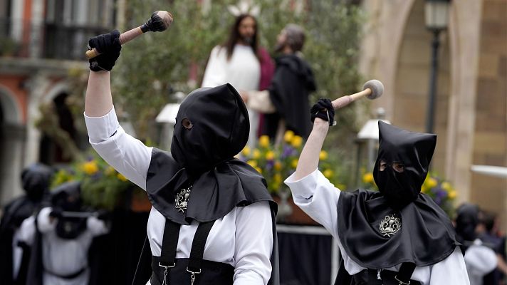Tradición y espiritualidad en las procesiones de Jueves Santo - Telediario 1 | Ver