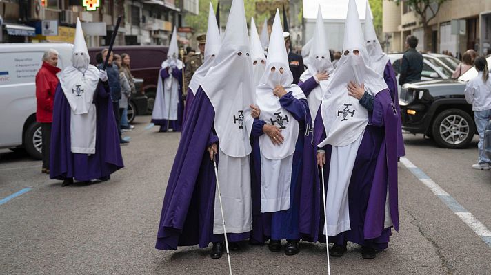 Cuatro cofrades ciegas participan por primera vez en una procesión en Santander