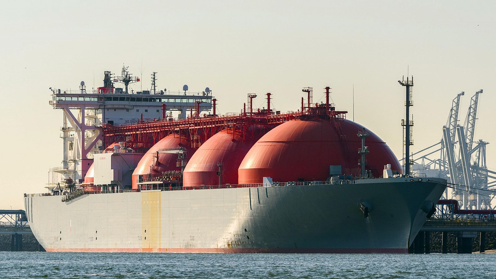 El gas natural licuado que EE.UU. vendía a China ahora se comercializa en Europa