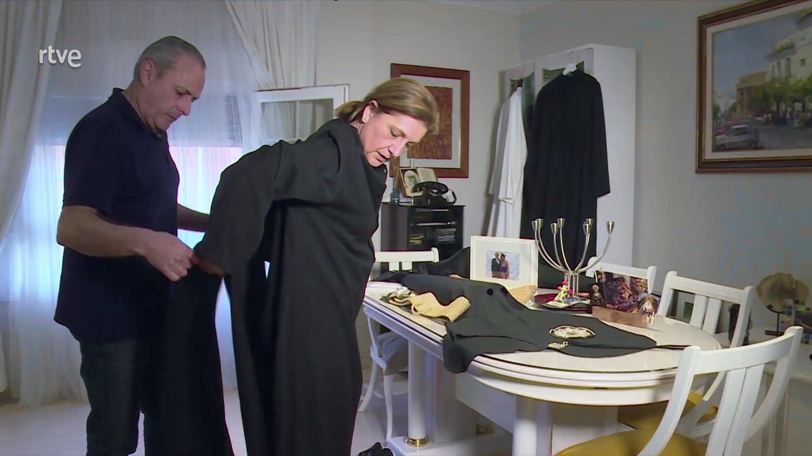 Mujeres nazarenas, la cara de la igualdad en la Semana Santa - Telediario 2 | Ver