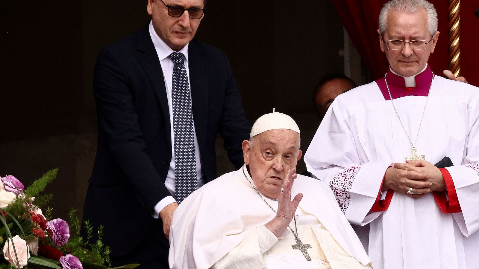 El papa Francisco aparece en San Pedro para la bendición 'Urbi et Orbi' del  Domingo de Resurrección