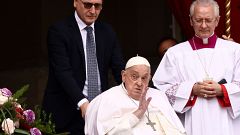 El papa Francisco aparece en San Pedro para la bendición 'Urbi et Orbi' del Domingo de Resurrección