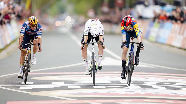 Resumen de la Amstel Gold Race 2025: Victoria de Skjelmose ante Pogacar y Evenepoel