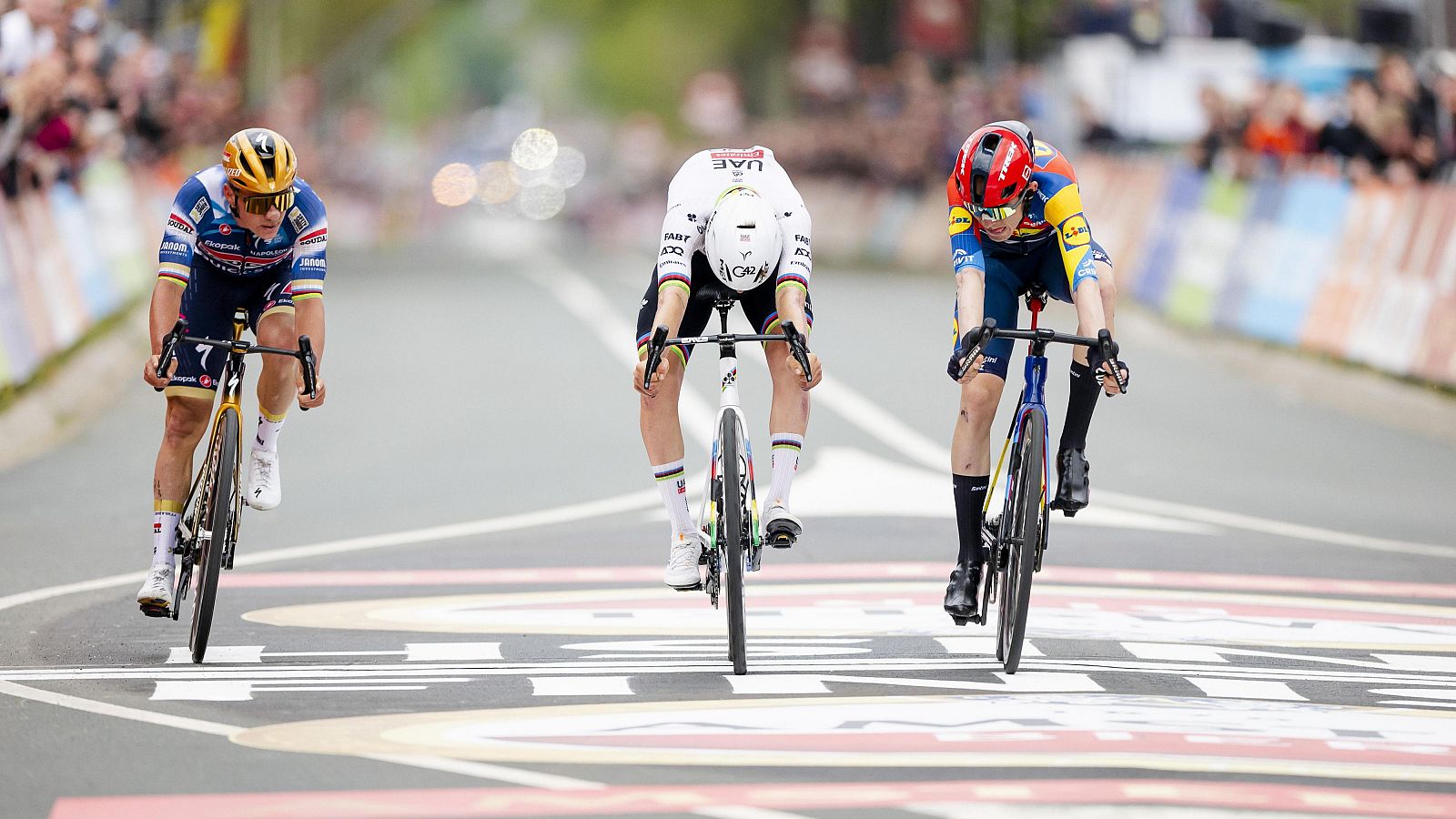 Resumen de la Amstel Gold Race 2025: Victoria de Skjelmose ante Pogacar y Evenepoel