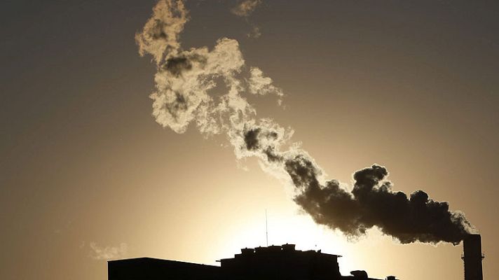 La 2 Noticias - El uso de chimeneas y estufas de leña causan un problema de contaminación en Atenas