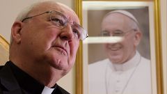 ¿Cuáles son las funciones del camarlengo Kevin Farrell como "papa en funciones"?
