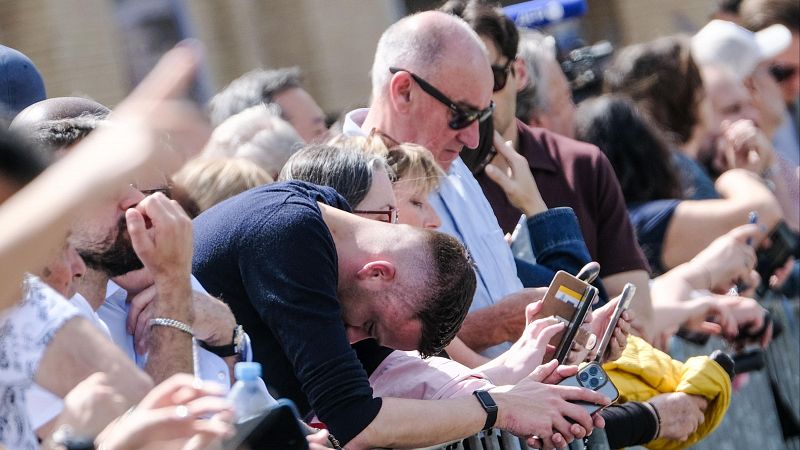 Decenas de fieles y curiosos se congregan en el Vaticano tras conocer la muerte del papa