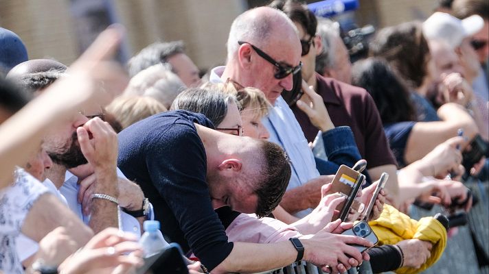 Especiales informativos - Decenas de fieles y curiosos se congregan en el Vaticano tras conocer la muerte del papa