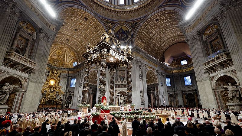 Miles de fieles rezan y despiden al papa Francisco en las iglesias de España