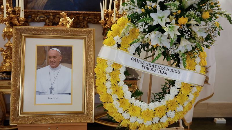 Firmas, minutos de silencio o misas: los españoles dan su último adiós al papa Francisco