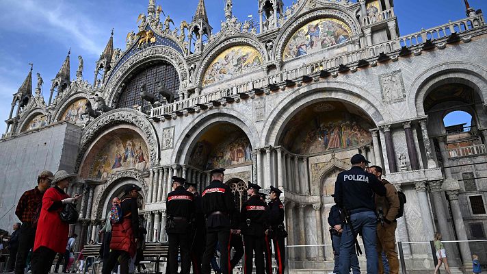 Telediario 2 - Se refuerza la seguridad para controlar la llegada masiva de fieles tras la muerte del papa Francisco