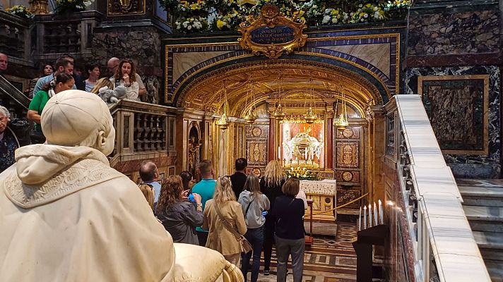 Telediario 2 - Cientos de fieles se acercan al lugar donde será enterrado el papa Francisco en Santa María la Mayor