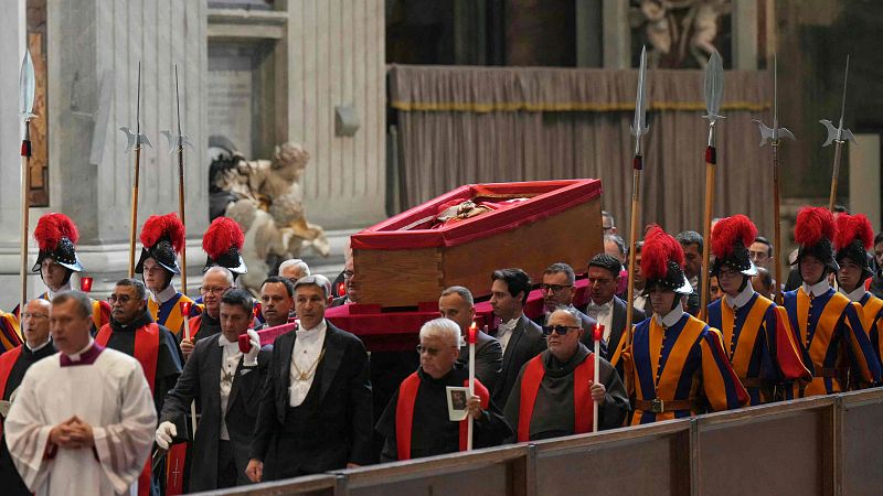 El féretro del papa Francisco es trasladado a la basílica de San Pedro para recibir el homenaje de los fieles