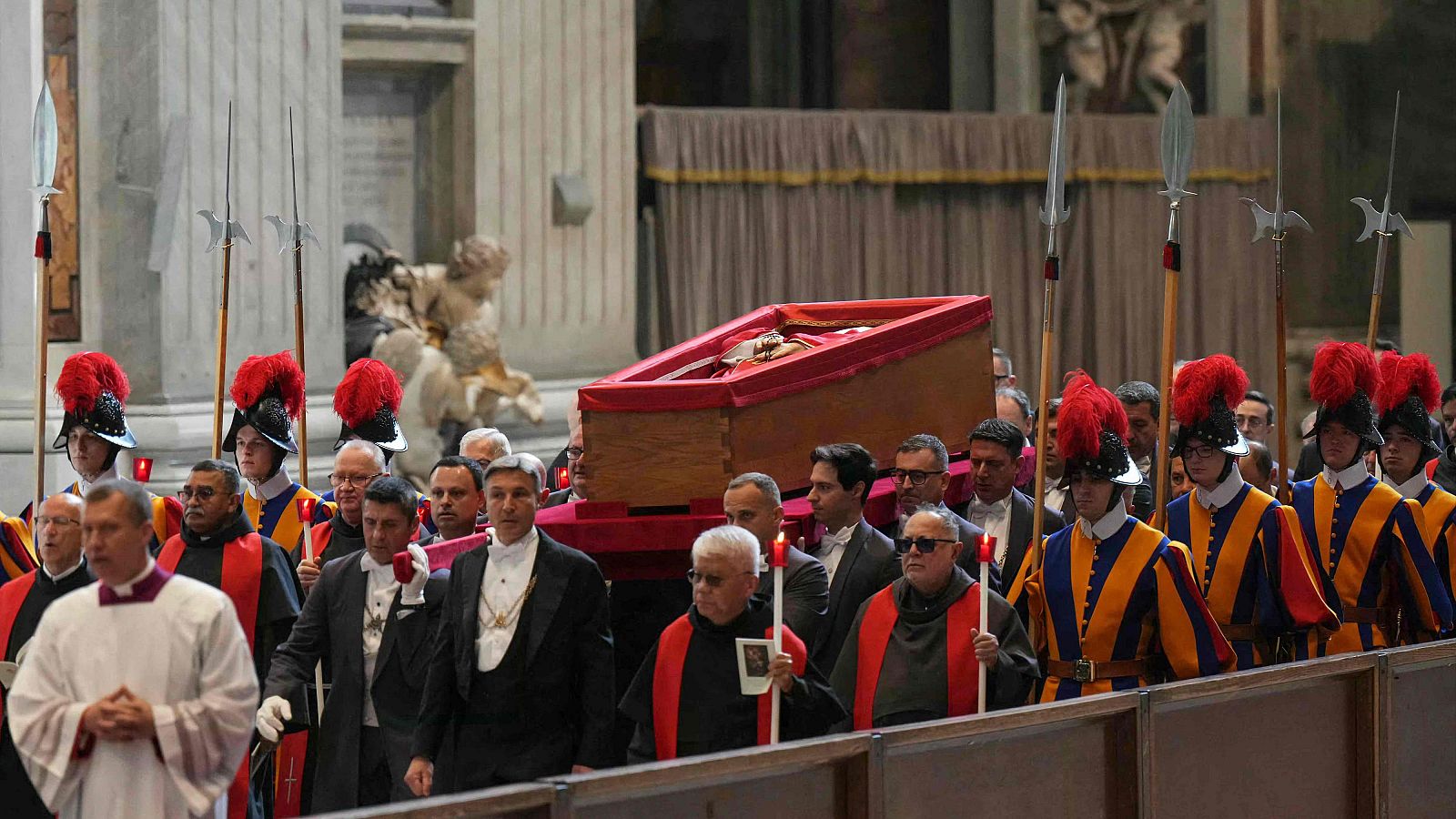 El féretro del papa Francisco es trasladado a la basílica de San Pedro para recibir el homenaje de los fieles