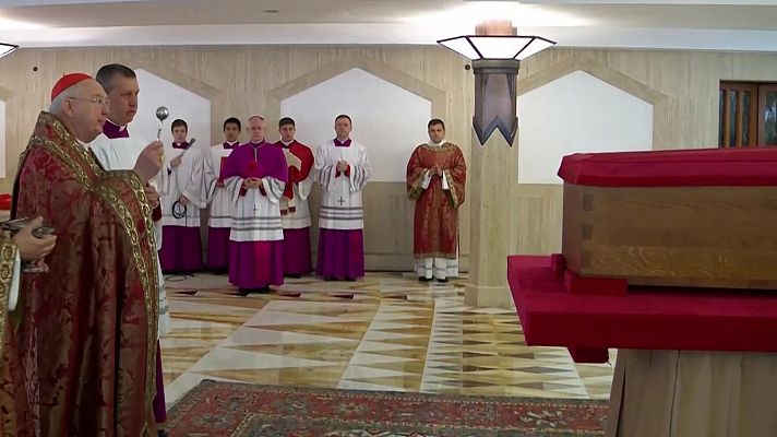El camarlengo reza ante el féretro del papa antes del traslado
