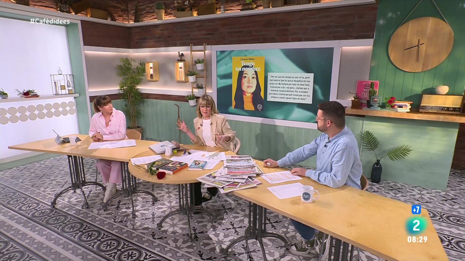 Entrevistem noms com Albert Sánchez Piñol o Pilar Eyre. Amb Vicenç Lozano parlem del successor de Francesc. I el grup presenta disc