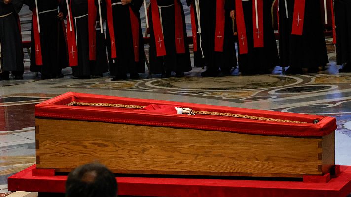  - Un papa diferente. Un funeral diferente