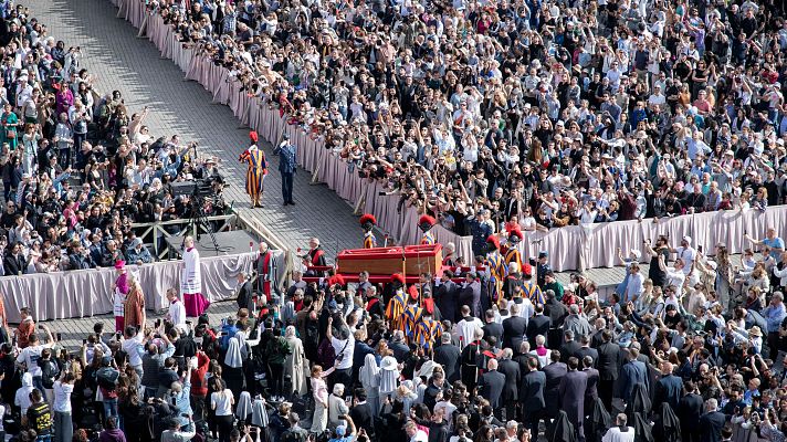 Informativo 24h - Miles de fieles se despiden del papa Francisco en la capilla ardiente instalada en El Vaticano