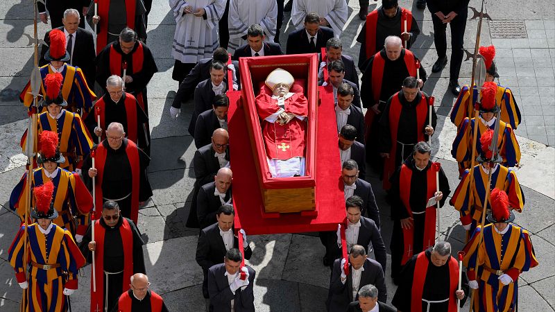 El féretro del papa Francisco es trasladado a la basílica de San Pedro para ser velado por tres días