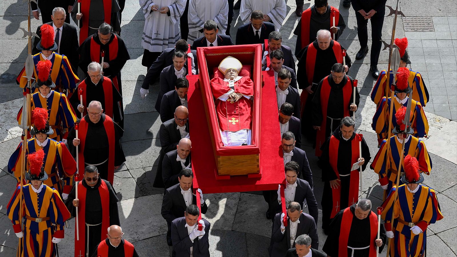 El féretro del papa Francisco es trasladado a la basílica de San Pedro para ser velado por tres días