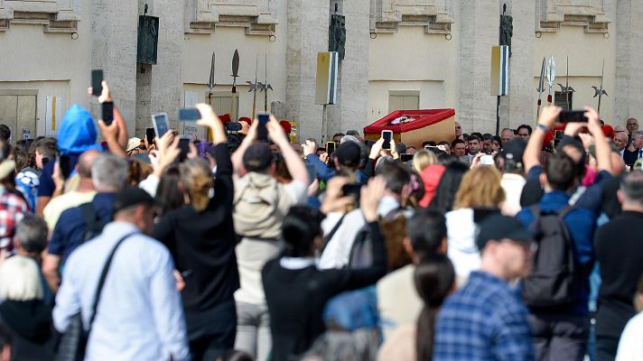 Telediario 1 - Grandes colas para rendir homenaje a Francisco y agradecer su legado