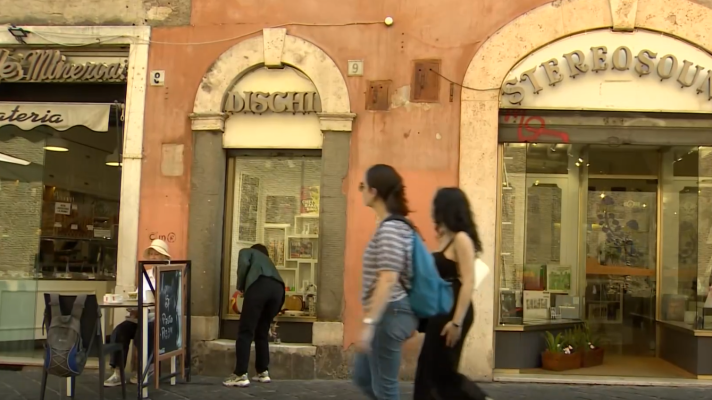 Telediario 1 - Los lugares favoritos del papa Francisco: una óptica, una heladería y hasta una tienda de música