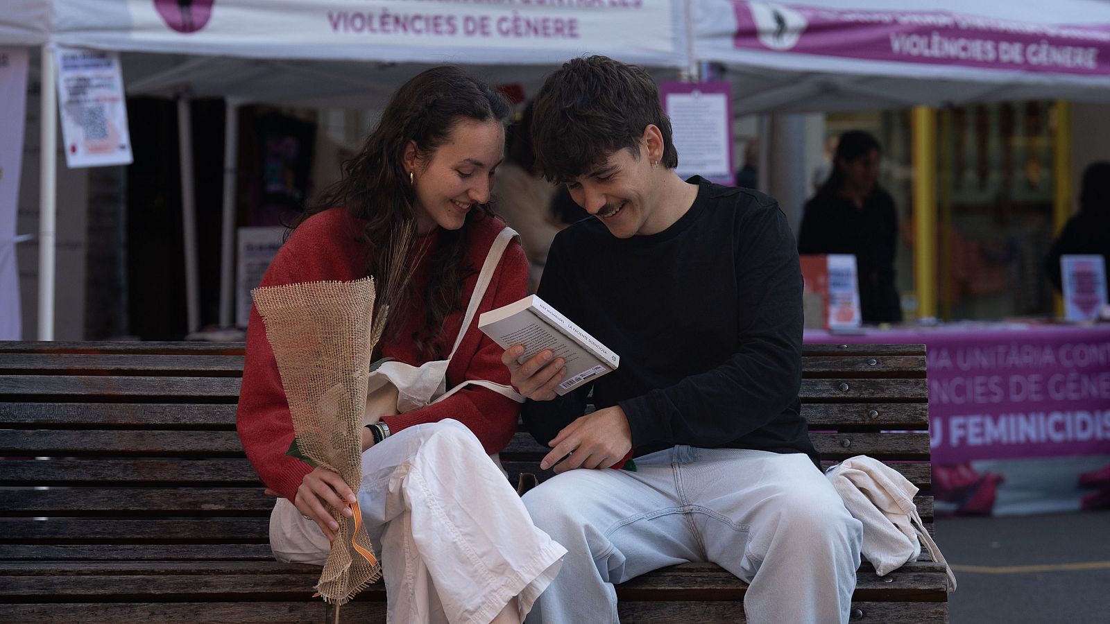 Sant Jordi vuelve a llenar las calles de Cataluña de libros y rosas - Telediario 1 | Ver