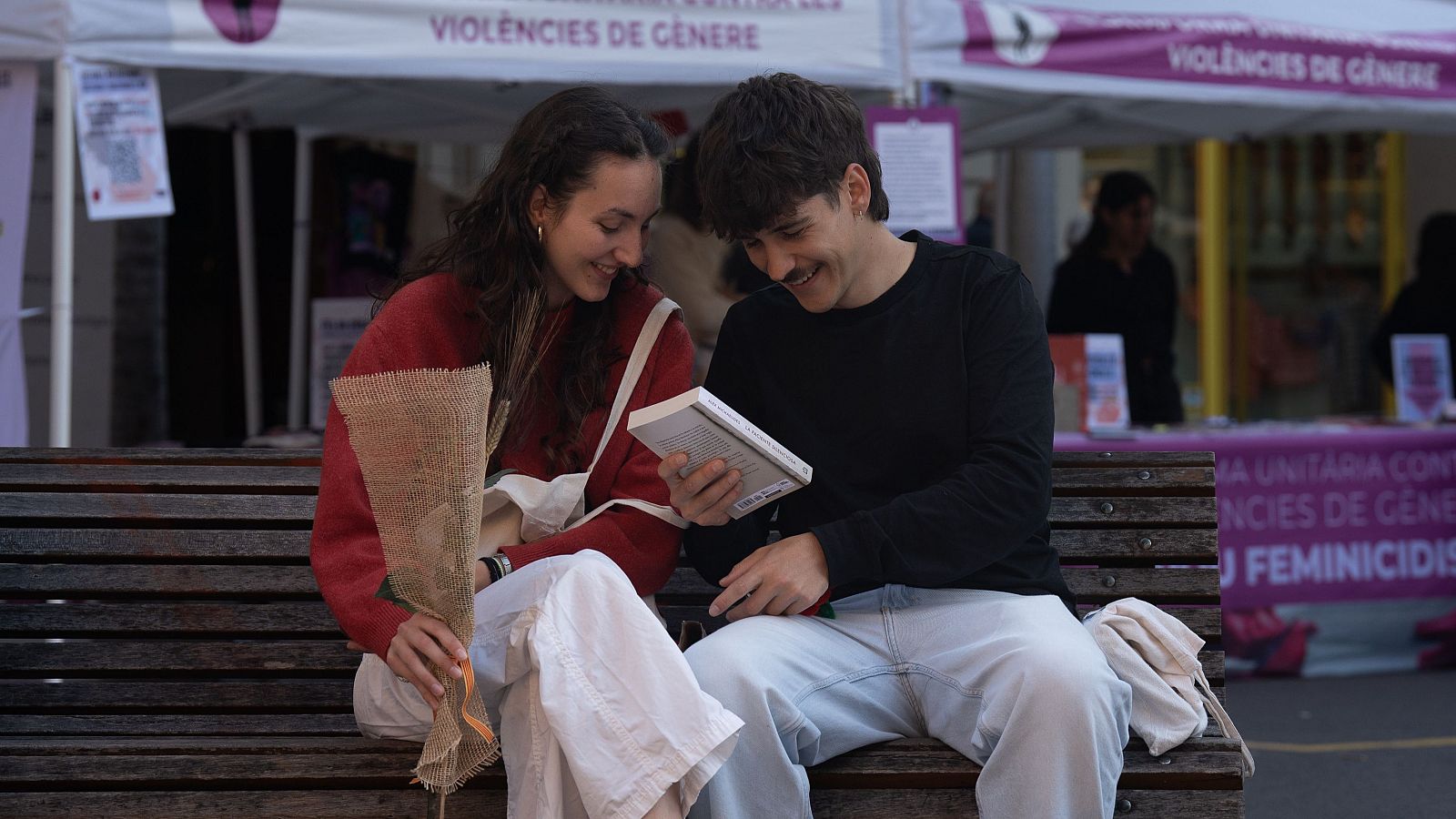 Sant Jordi vuelve a llenar las calles de Cataluña de libros y rosas