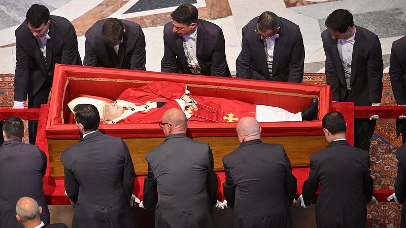 El féretro del papa Francisco llega a la basílica de San Pedro