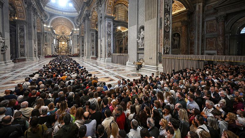 Colas de horas en la basílica de San Pedro para despedir al papa Francisco