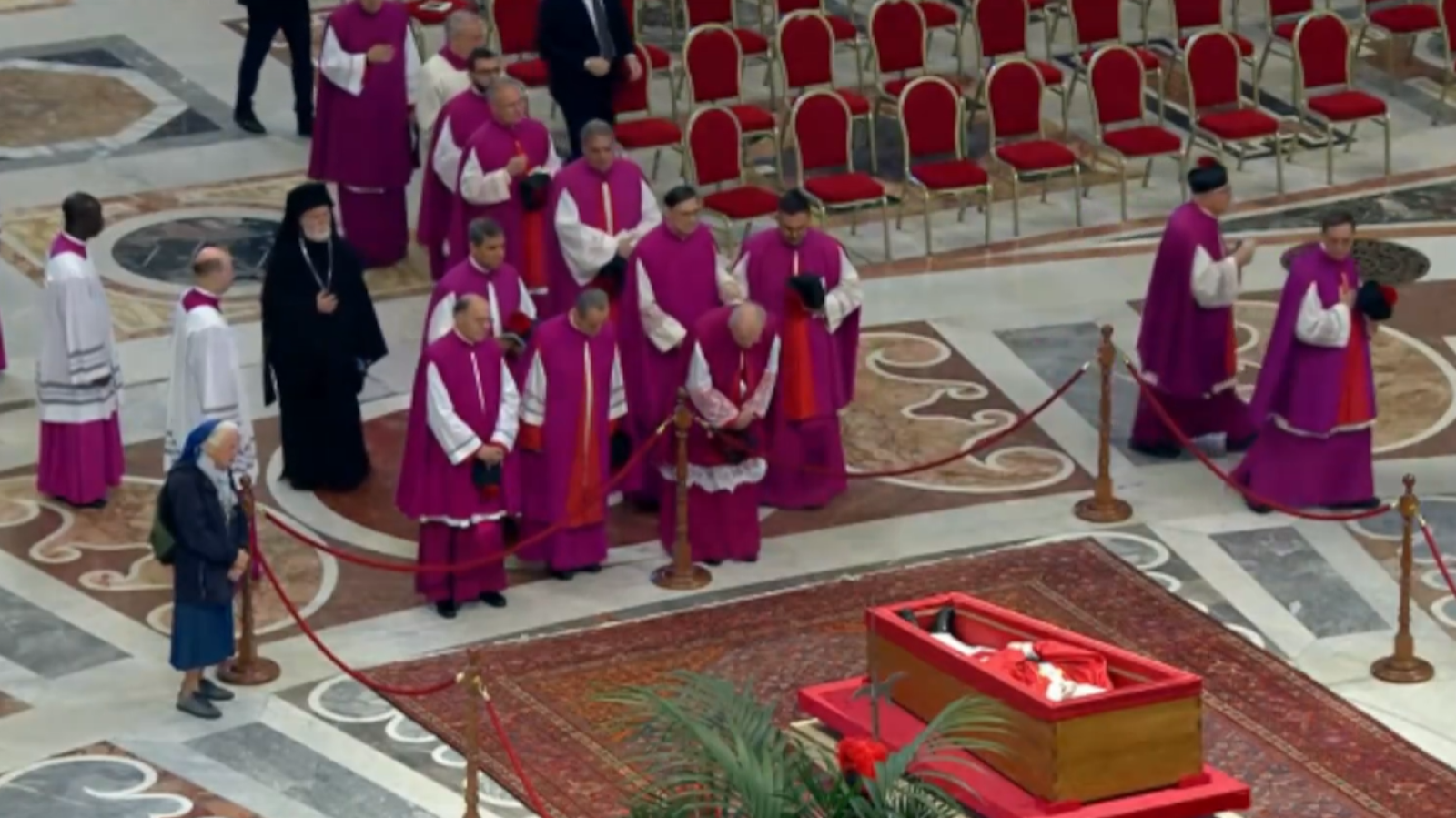 Una monja se salta el protocolo para despedirse del papa | Ver