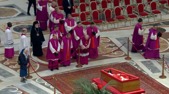 Telediario 2 - Una monja se salta el protocolo y se acerca al papa para despedirse de él a escasos metros