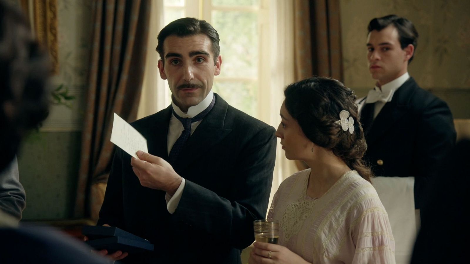 La Promesa - Lorenzo recibe un regalo misterioso de Ayala - La promesa | Ver