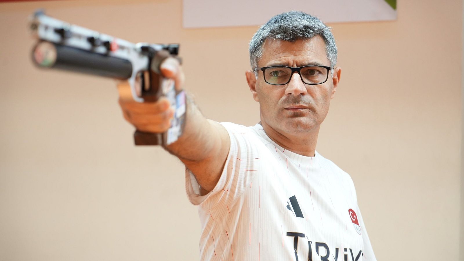 Desde París con likes: Yusuf Dikec, el tirador tranquilo (y viral) | Ver - Conexión olímpica | Ver